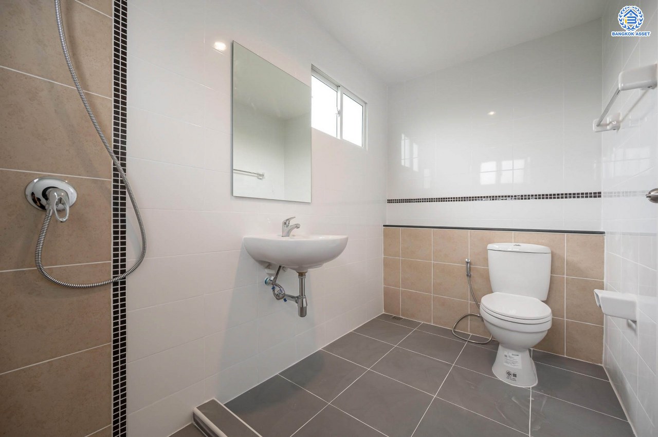 บ้านมือสองตกแต่งใหม่ โครงการ ภัสสร26 ราชพฤกษ์-ติวานนท์ เนื้อที่ 55.9 ตร.ว. ฟังก์ชัน 3 ห้องนอน 3 ห้องน้ำ จอดรถได้ 2 คัน บรรยากาศเงียบสงบเป็นส่วนตัว สิ่งอำนวยความสะดวกมากมาย! บนทำเลศักยภาพ หน้าโครงการติดถนนใหญ่ เชื่อมต่อถนนราชพฤกษ์ ใกล้จุดขึ้นทางด่วน "ศรีสมาน"